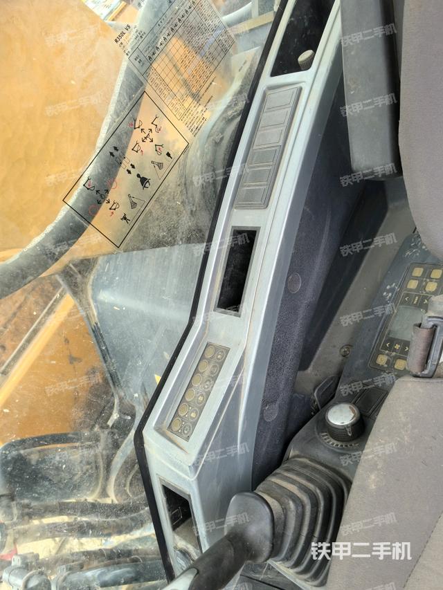 座椅右側(cè)控制臺/鑰匙門/油門/含右手柄（駕駛室部分）