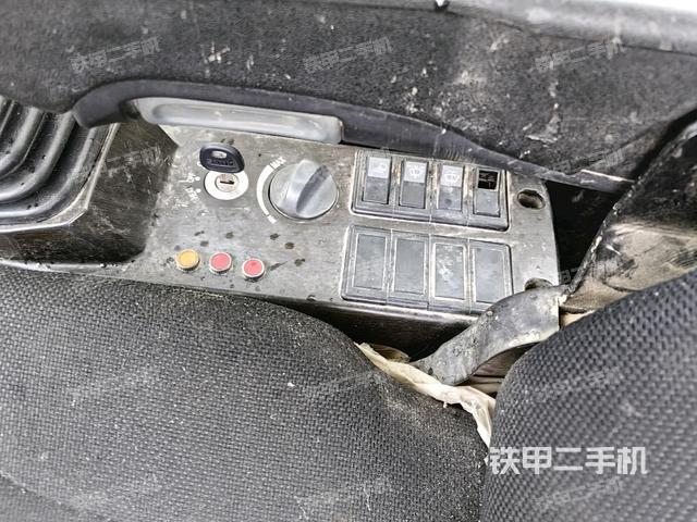 座椅右側(cè)控制臺(tái)/鑰匙門(mén)/油門(mén)/含右手柄（駕駛室部分）