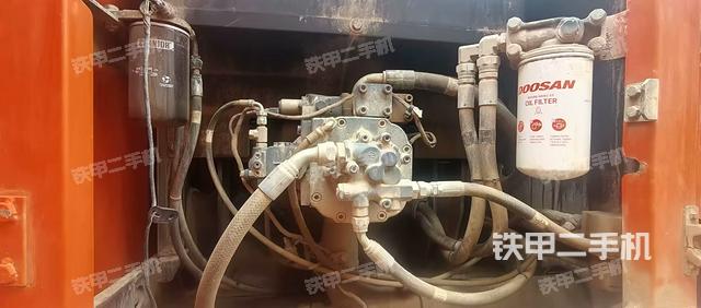 液壓泵艙室正面整體(整機(jī)外觀) 液壓泵艙室正面整體(整機(jī)外觀)