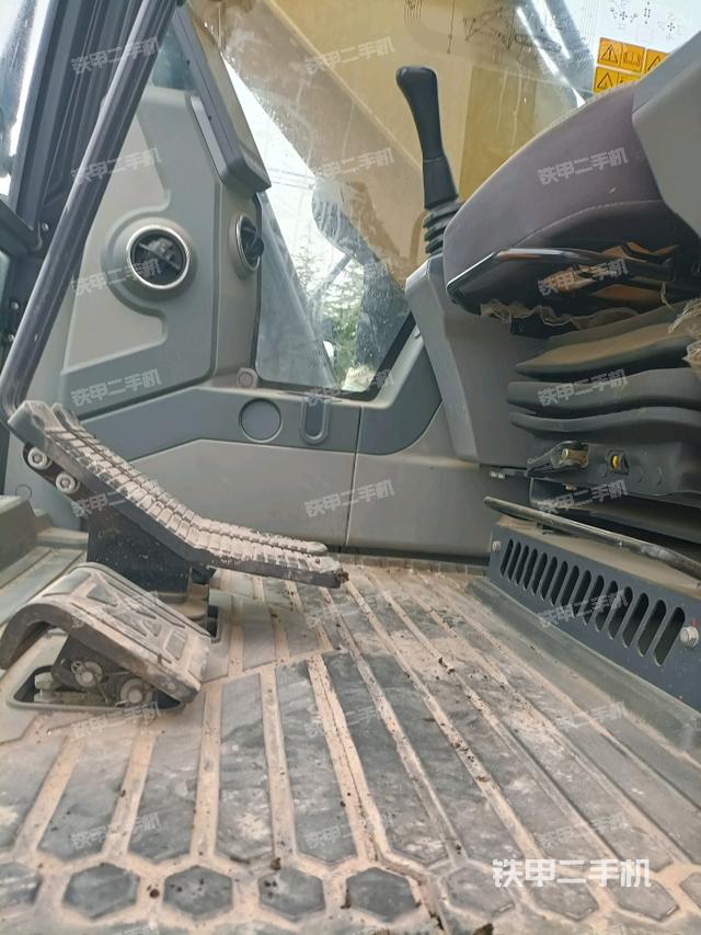 行走控制手柄和踏板?俯拍（駕駛室部分）