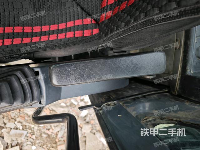 座椅右側(cè)控制臺/鑰匙門/油門/含右手柄(駕駛室部分) 座椅右側(cè)控制臺/鑰匙門/油門/含右手柄(駕駛室部分)
