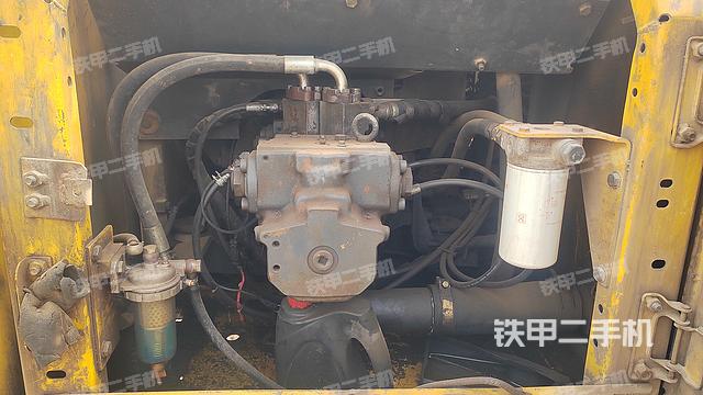 液壓泵艙室正面整體(整機外觀) 液壓泵艙室正面整體(整機外觀)