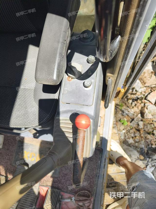 座椅左侧控制台/音响/含左手柄（驾驶室部分）