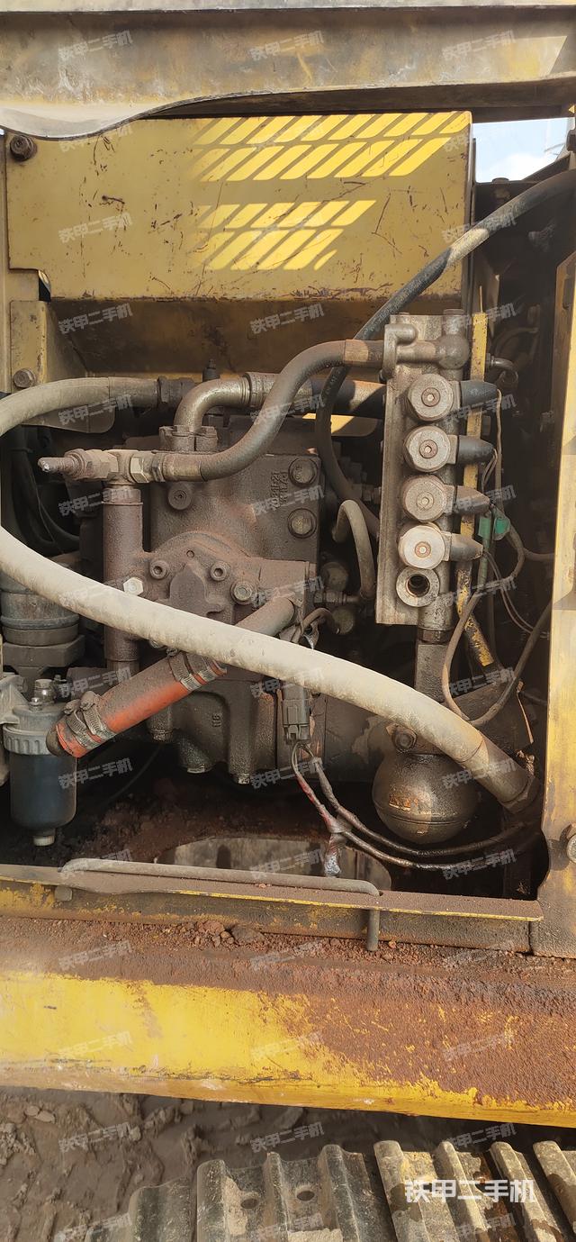 液壓泵艙室正面整體（整機外觀）