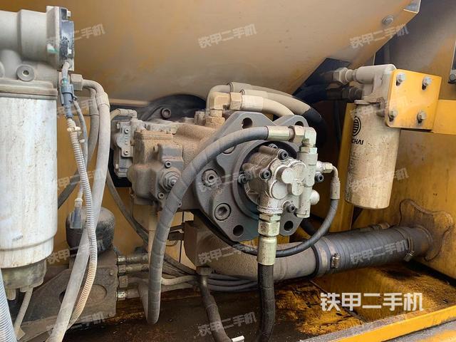 液壓泵艙室正面整體（整機(jī)外觀）