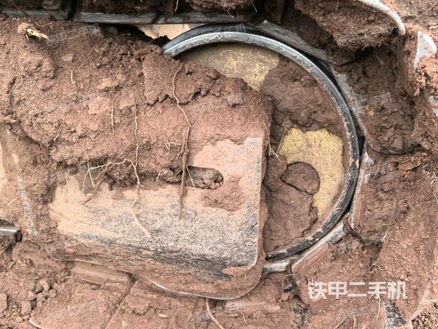 左驅(qū)動輪（行走機(jī)構(gòu)）