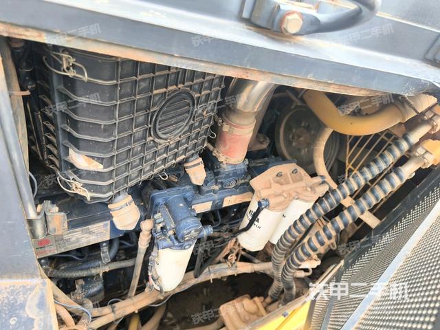 發(fā)動機(jī)右側(cè)全景（推土機(jī)發(fā)動機(jī)艙）