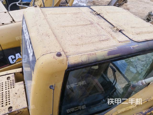駕駛室頂部(整機(jī)外觀) 駕駛室頂部(整機(jī)外觀)