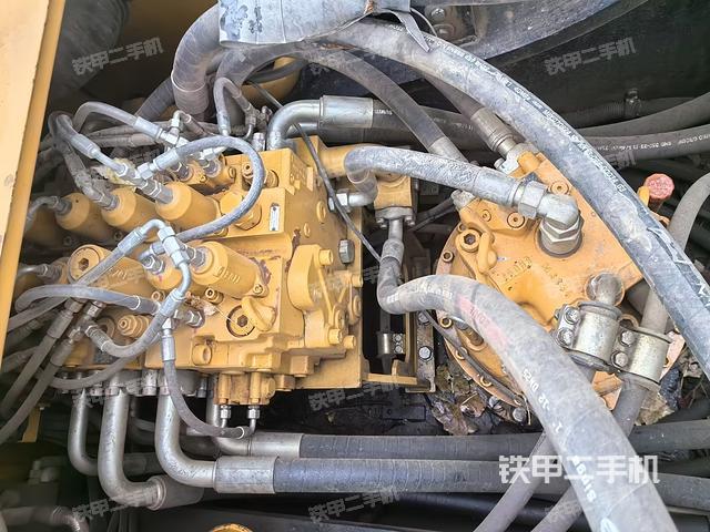 回轉(zhuǎn)馬達(dá)和主控閥（整機(jī)外觀）