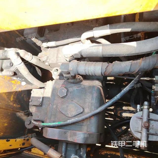 液壓泵艙室正面整體（整機外觀）