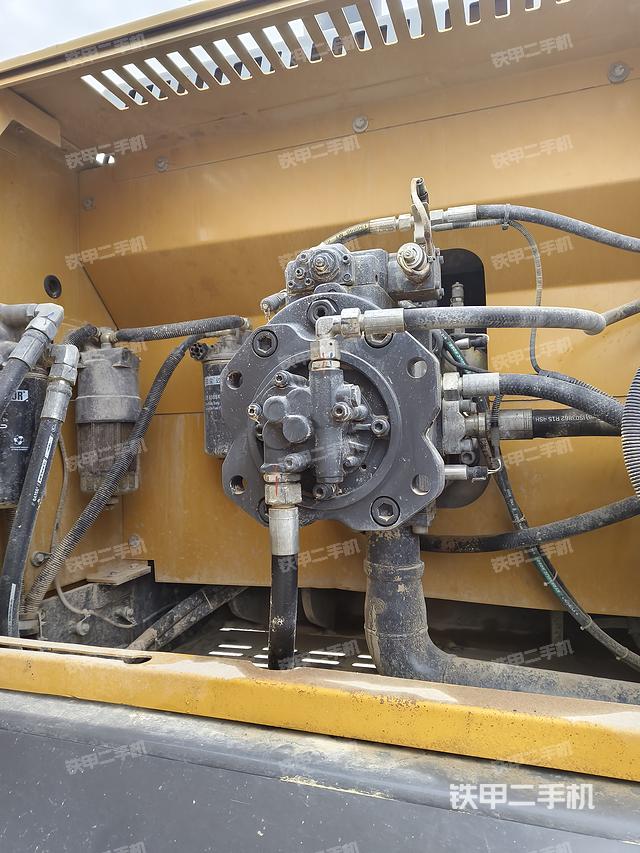 液壓泵艙室正面整體（整機外觀）