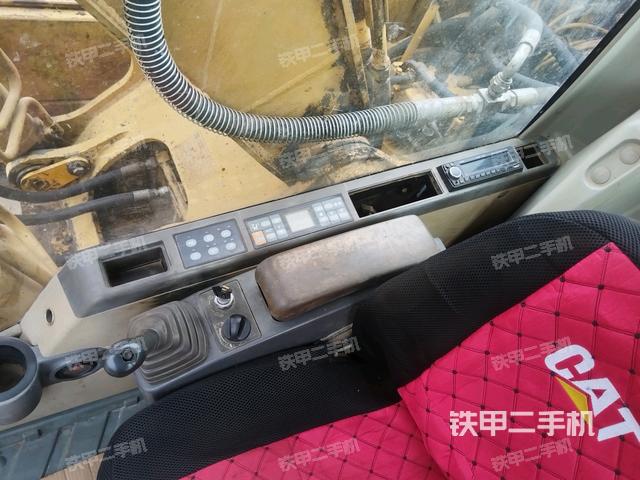 座椅右側(cè)控制臺(tái)/鑰匙門(mén)/油門(mén)/含右手柄(駕駛室部分) 座椅右側(cè)控制臺(tái)/鑰匙門(mén)/油門(mén)/含右手柄(駕駛室部分)