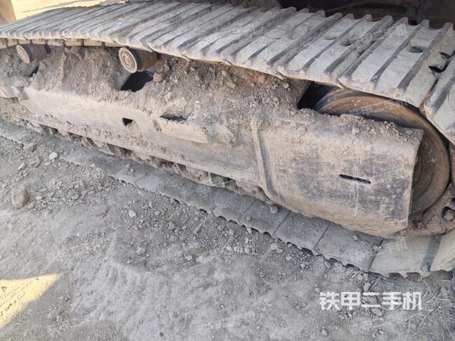 單側(cè)履帶整體(整機(jī)外觀) 單側(cè)履帶整體(整機(jī)外觀)