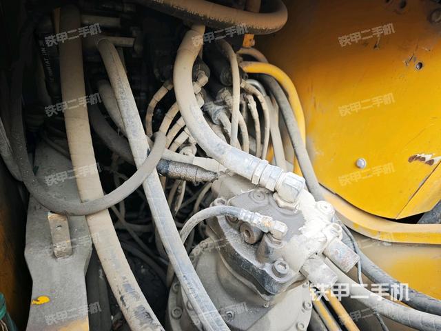 回轉(zhuǎn)馬達(dá)和主控閥（整機(jī)外觀）