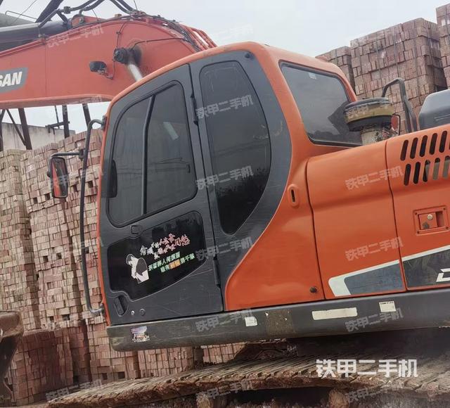 駕駛室整體(整機(jī)外觀) 駕駛室整體(整機(jī)外觀)