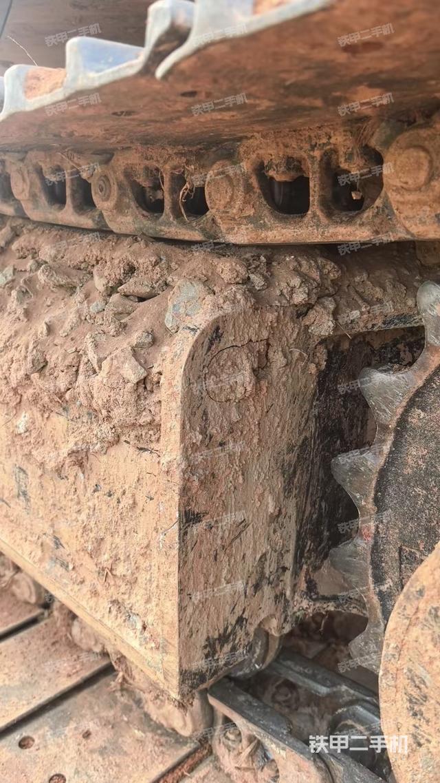 單側(cè)履帶整體(整機(jī)外觀) 單側(cè)履帶整體(整機(jī)外觀)