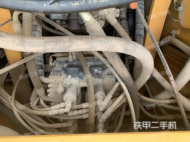 回轉(zhuǎn)馬達(dá)和主控閥（整機(jī)外觀）