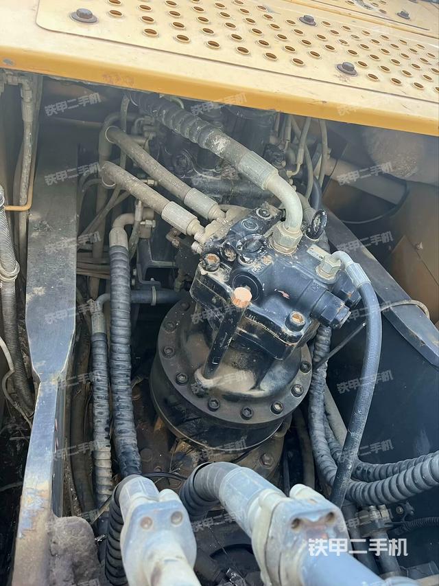 回轉(zhuǎn)馬達(dá)和主控閥（整機(jī)外觀）