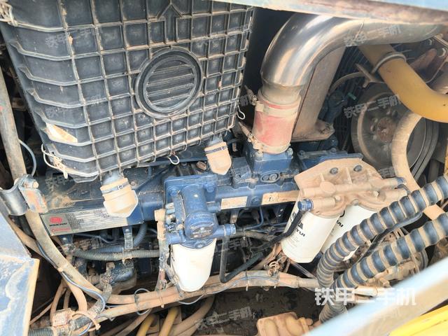發(fā)動機(jī)左側(cè)全景（推土機(jī)發(fā)動機(jī)艙）