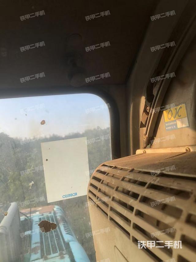 行走控制手柄和踏板?俯拍（駕駛室部分）