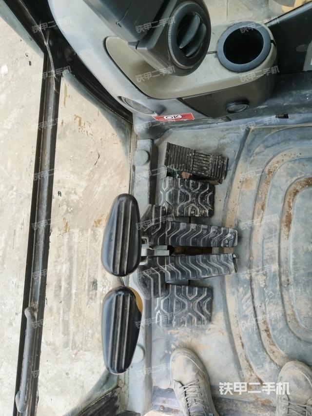 行走控制手柄和踏板?俯拍（駕駛室部分）