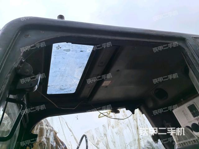 行走控制手柄和踏板?俯拍（駕駛室部分）