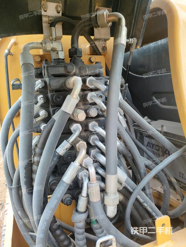 回轉(zhuǎn)馬達(dá)和主控閥（整機(jī)外觀）