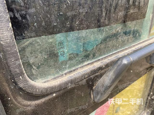 左后方玻璃角標（駕駛室部分）