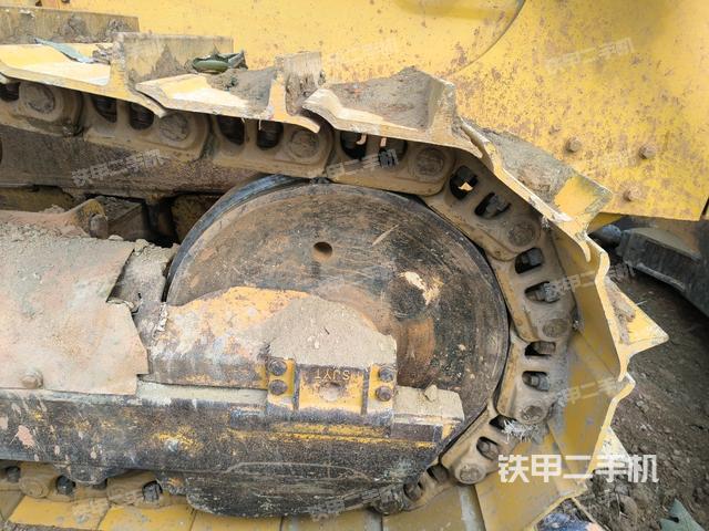 右側(cè)履帶全景（推土機(jī)底盤及工作裝置）