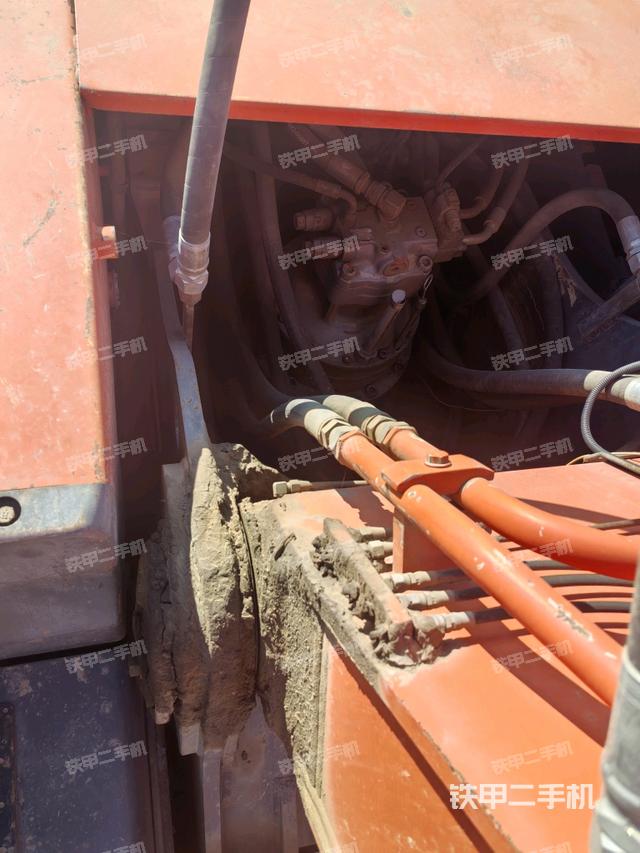 回轉(zhuǎn)馬達(dá)和主控閥(整機(jī)外觀) 回轉(zhuǎn)馬達(dá)和主控閥(整機(jī)外觀)