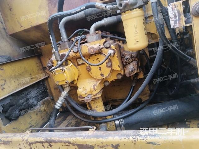 液壓泵艙室正面整體(整機(jī)外觀) 液壓泵艙室正面整體(整機(jī)外觀)