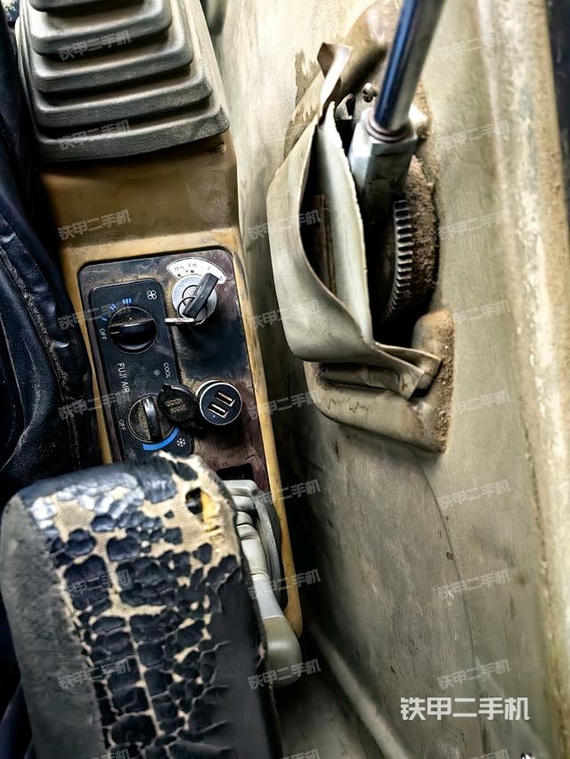 座椅右側(cè)控制臺(tái)/鑰匙門(mén)/油門(mén)/含右手柄（駕駛室部分）