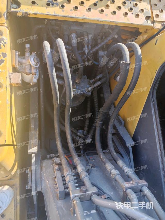 回轉(zhuǎn)馬達(dá)和主控閥（整機(jī)外觀）