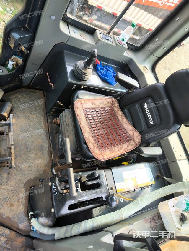 駕駛室內(nèi)部全景（推土機(jī)駕駛室）