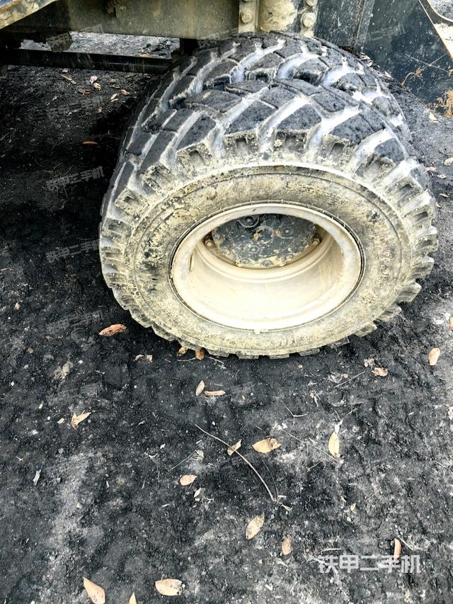 左驅(qū)動(dòng)輪（行走機(jī)構(gòu)）