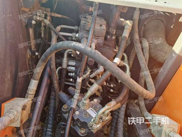 回轉(zhuǎn)馬達(dá)和主控閥(整機(jī)外觀) 回轉(zhuǎn)馬達(dá)和主控閥(整機(jī)外觀)