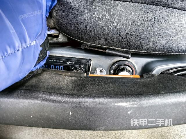 座椅右側(cè)控制臺(tái)/鑰匙門(mén)/油門(mén)/含右手柄（駕駛室部分）