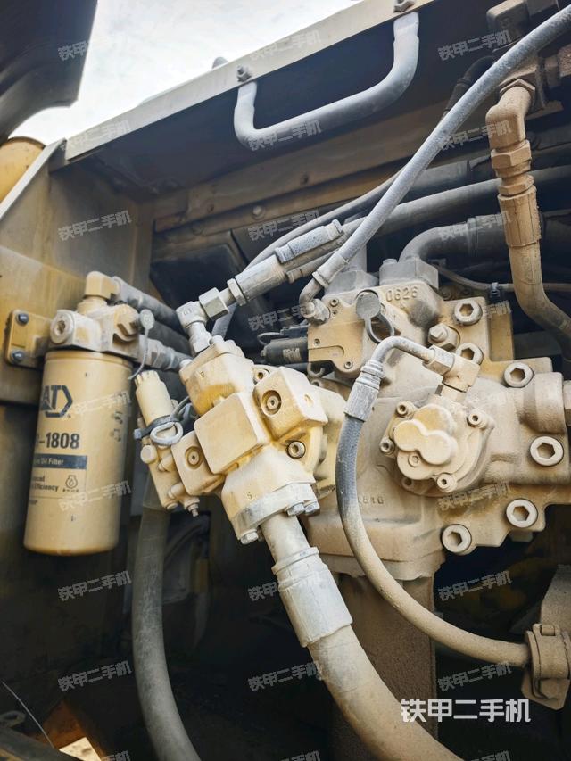 液壓泵艙室正面整體(整機外觀) 液壓泵艙室正面整體(整機外觀)