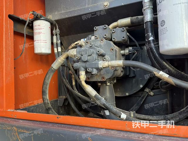 液壓泵艙室正面整體(整機外觀) 液壓泵艙室正面整體(整機外觀)