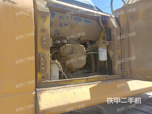 液压泵舱室正面整体（整机外观）