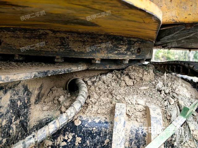 轉(zhuǎn)盤(pán)和下車(chē)架正前（工作和回轉(zhuǎn)裝置）