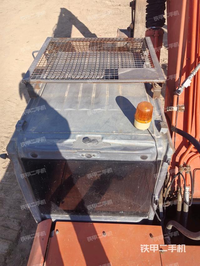 駕駛室頂部(整機(jī)外觀) 駕駛室頂部(整機(jī)外觀)