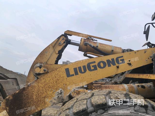 鏟斗油缸側(cè)面（工作裝置）