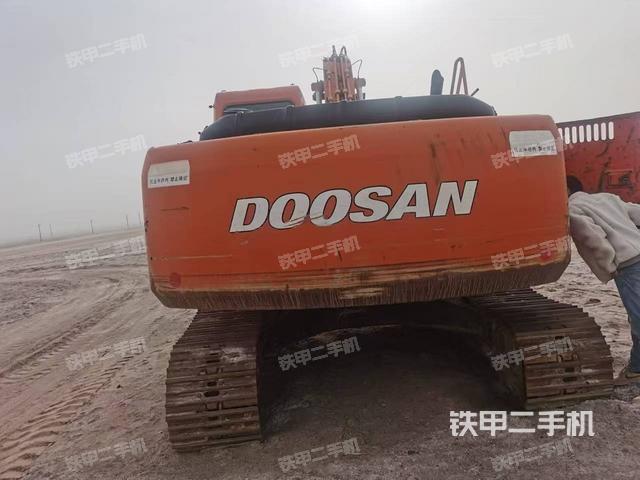 單側(cè)履帶整體(整機外觀) 單側(cè)履帶整體(整機外觀)