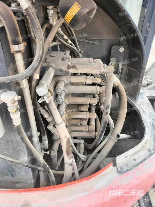 回轉(zhuǎn)馬達(dá)和主控閥（整機(jī)外觀）