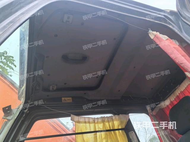 行走控制手柄和踏板?俯拍（駕駛室部分）