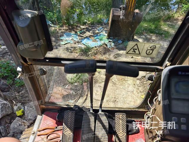 行走控制手柄和踏板 俯拍（驾驶室部分）