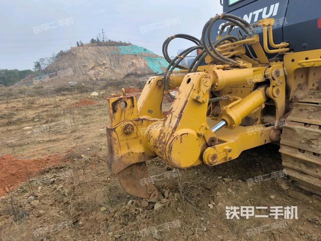 右側(cè)履帶全景（推土機(jī)底盤及工作裝置）