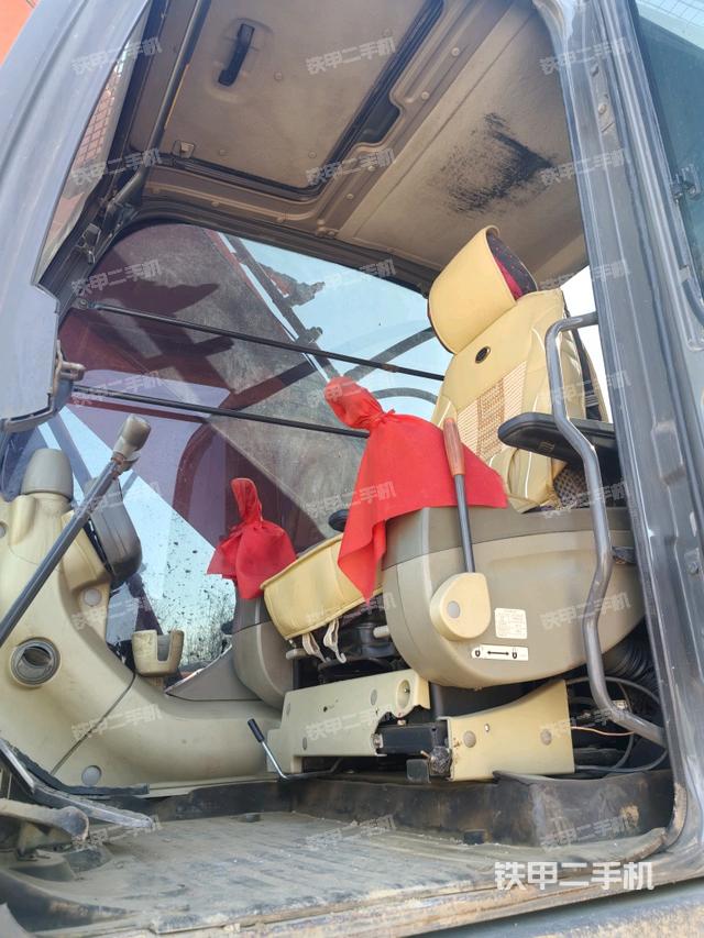 駕駛室整體(整機(jī)外觀) 駕駛室整體(整機(jī)外觀)