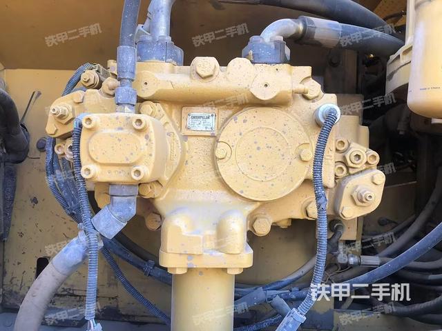 液壓泵艙室正面整體（整機外觀）